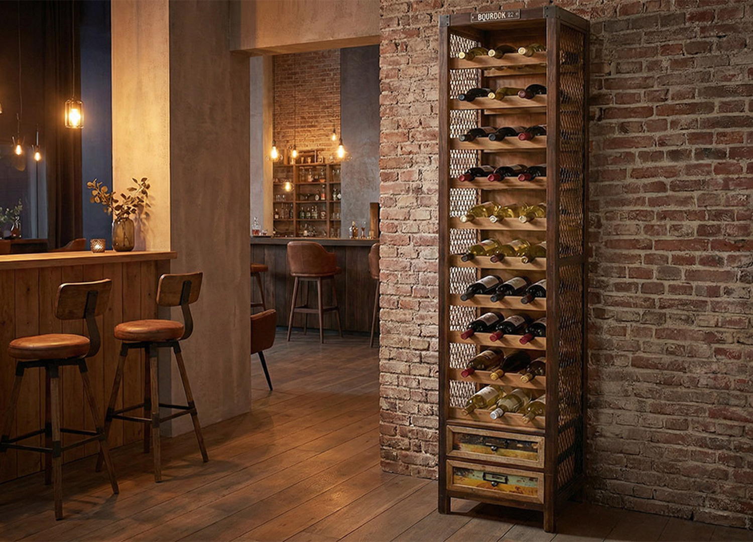 Étagère à vin VINTOR 190 cm en pin et métal dans une ambiance bar industriel