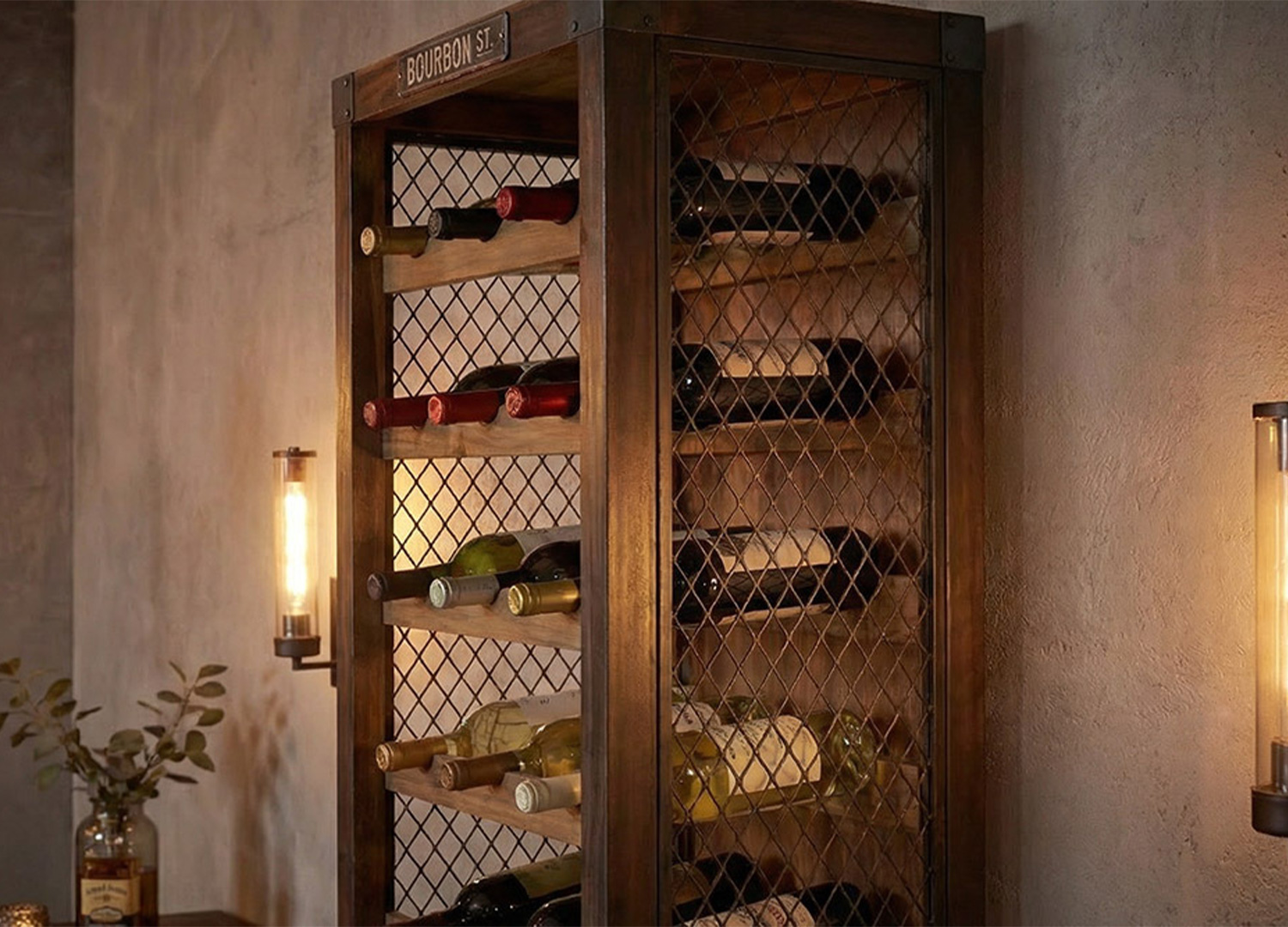 Détail des tiroirs en bois vieilli et des bouteilles de l’étagère à vin VINTOR