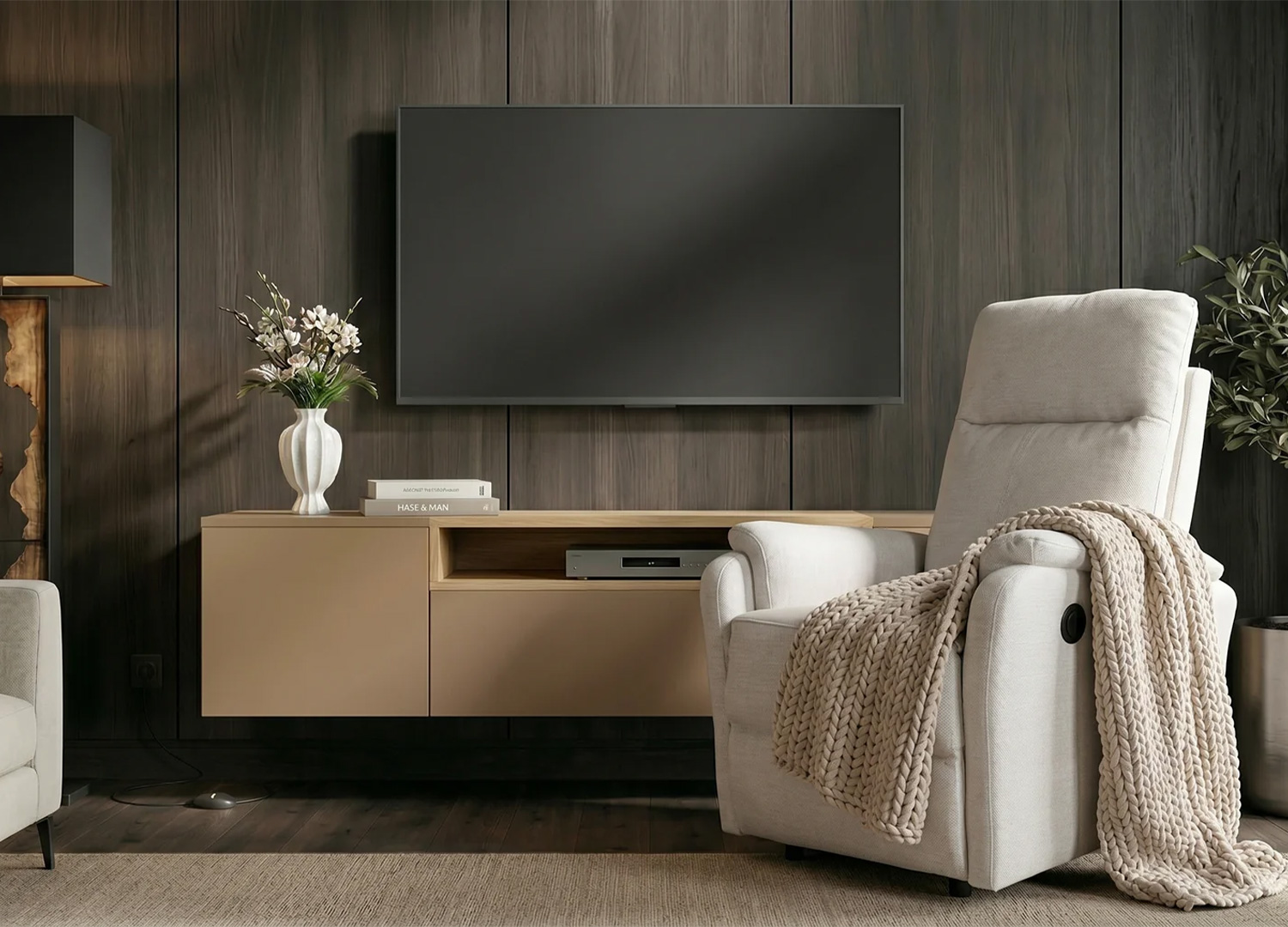 Fauteuil relax électrique CINÉA beige avec plaid dans un salon TV moderne