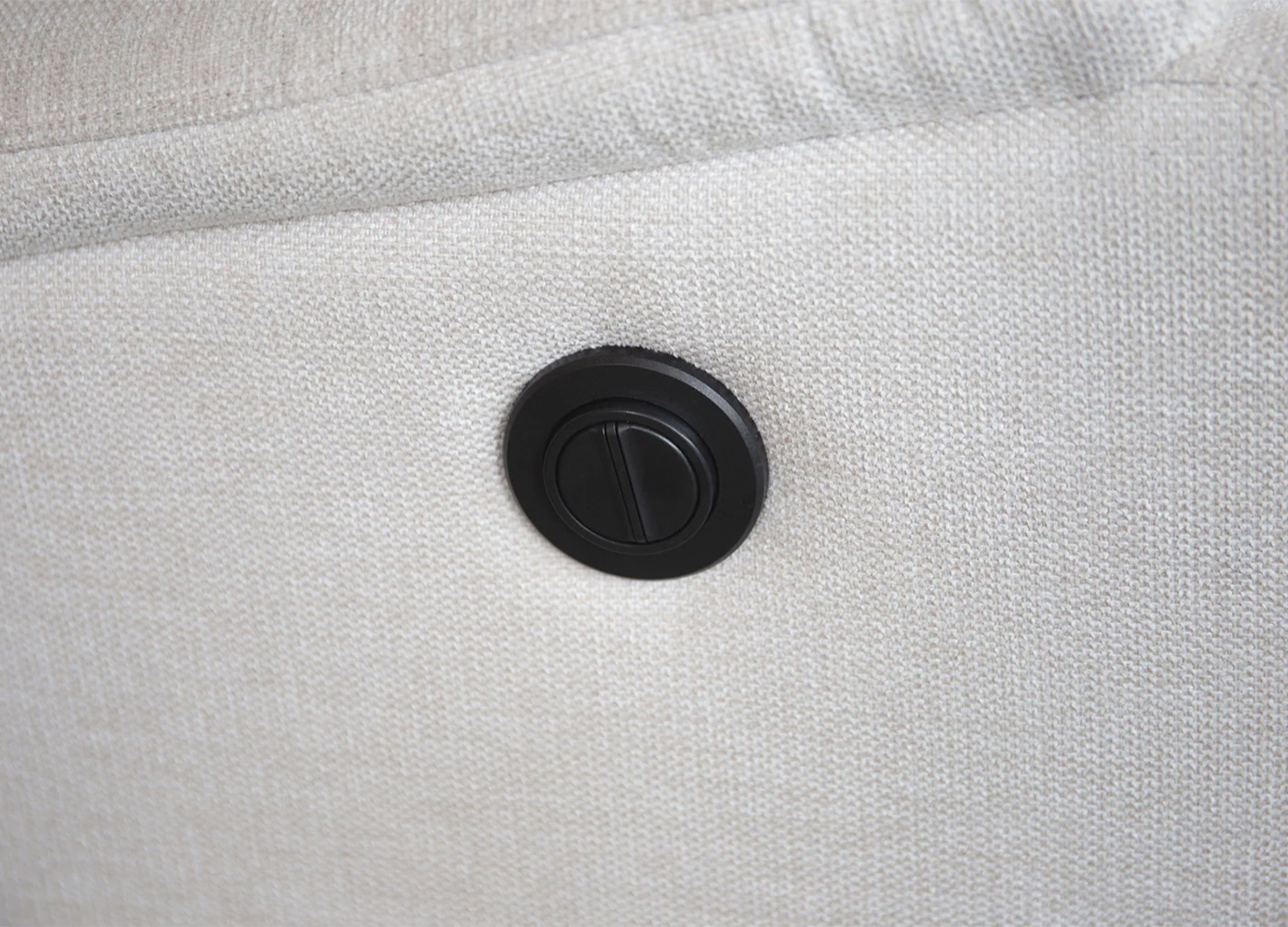 Détail du bouton latéral du fauteuil relax électrique CINÉA beige en tissu texturé
