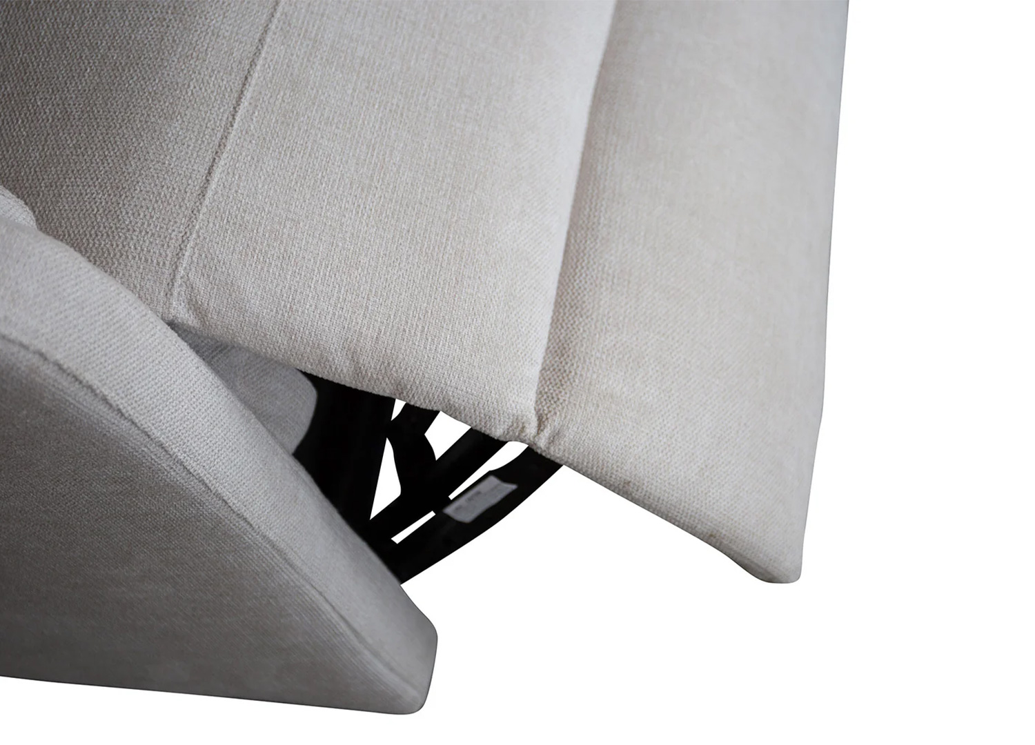 Détail du tissu texturé beige et du mécanisme du fauteuil relax électrique CINÉA