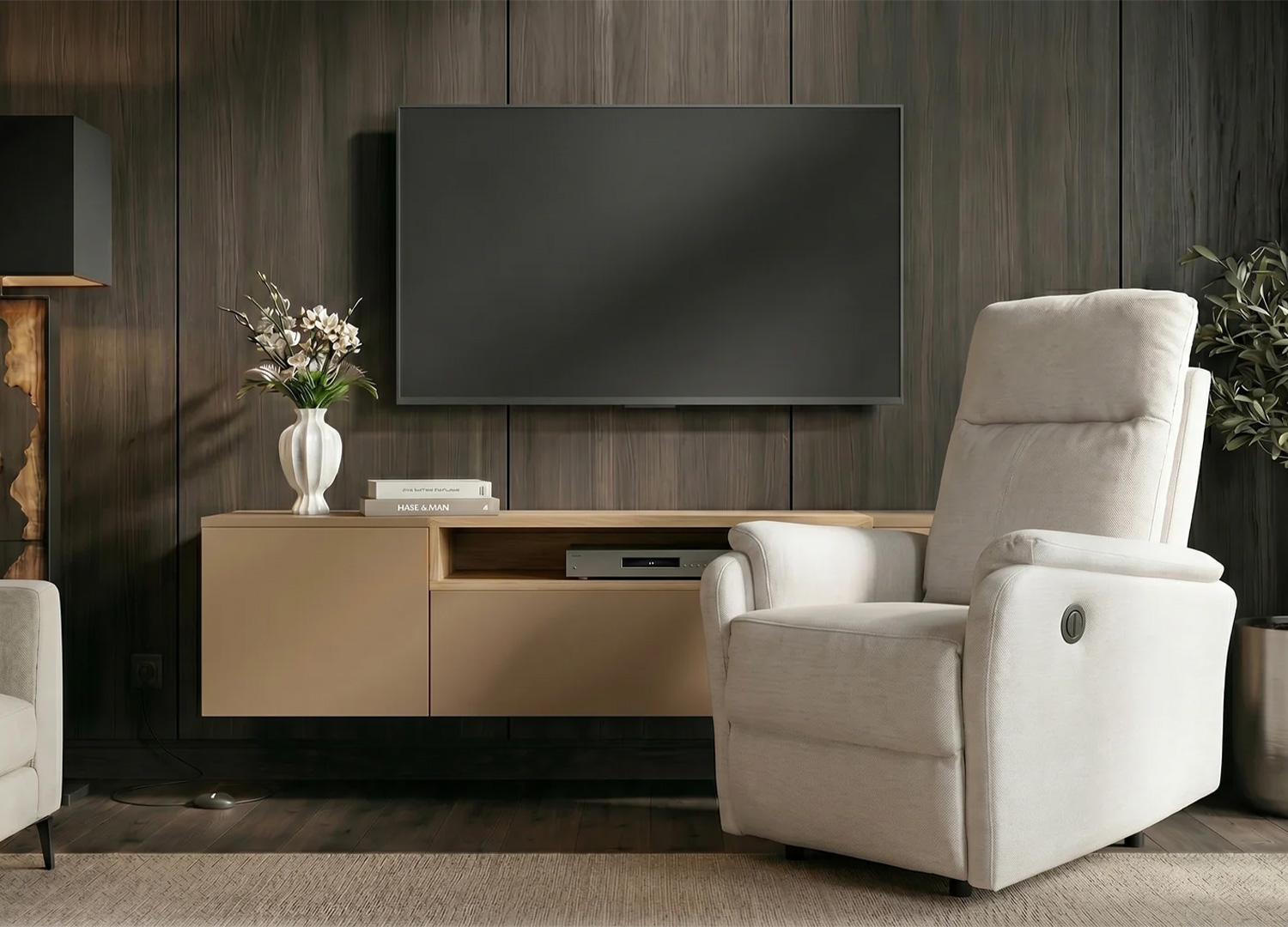 Fauteuil relax électrique CINÉA beige en position droite dans un salon moderne