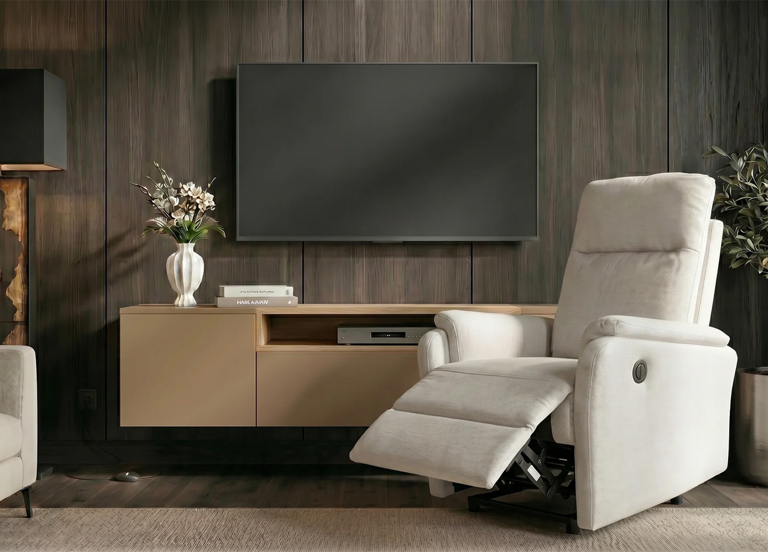 Fauteuil relax électrique CINÉA beige en position relax avec repose-pieds relevé