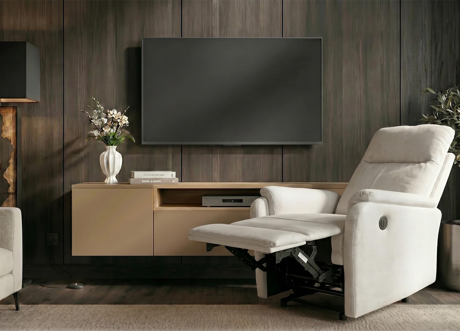 Fauteuil relax électrique CINÉA beige en position allongée dans un salon avec meuble TV