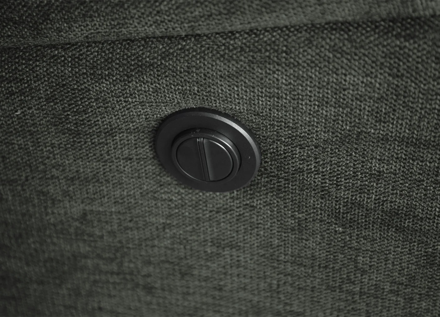 Détail du bouton latéral du fauteuil relax électrique CINÉA vert en tissu texturé