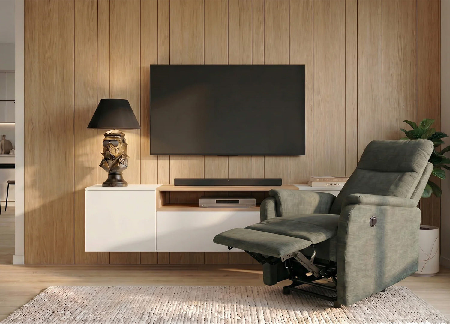 Fauteuil relax électrique CINÉA vert en position allongée dans un salon avec meuble TV