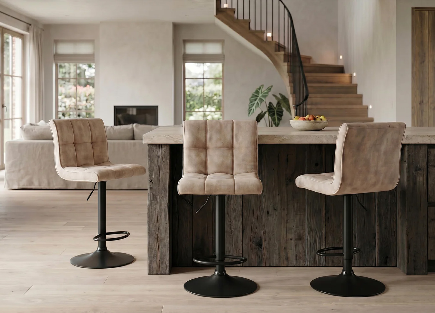 Lot de 2 tabourets de bar LORENZO champagne beige autour d’un îlot de cuisine moderne