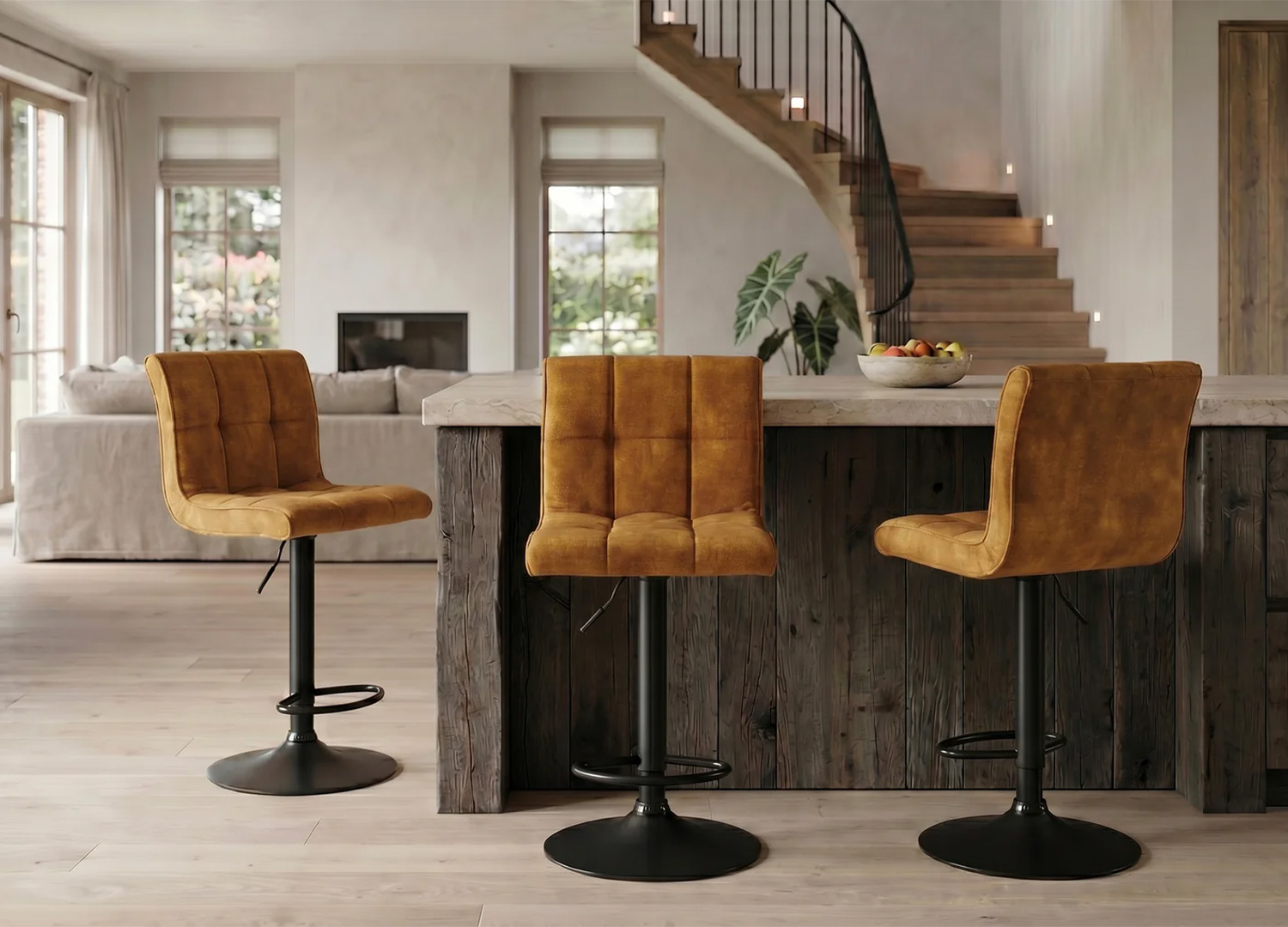 Lot de 2 tabourets de bar LORENZO moutarde autour d’un îlot de cuisine moderne