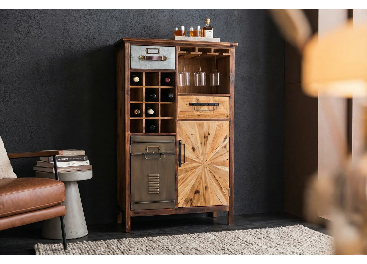 Meuble bar CAVINO 120 cm en pin et métal dans une ambiance salon industriel