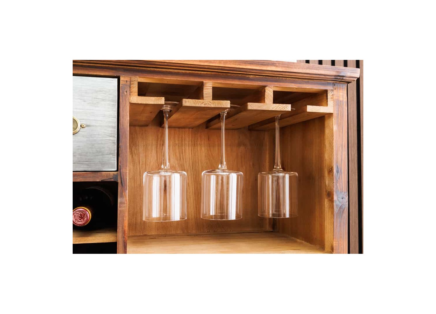 Détail de la suspension pour verres du meuble bar CAVINO en pin vintage