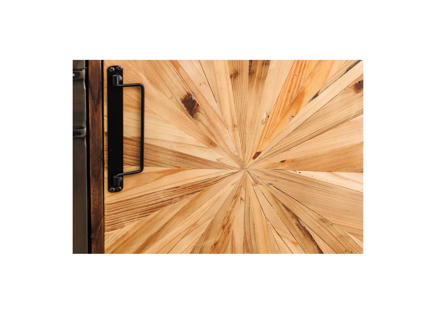 Détail de la porte en pin vintage du meuble bar CAVINO avec motif rayons et poignée métal noire