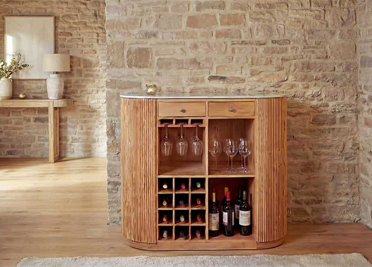 Meuble bar MARELLO 120 cm en bois de manguier avec plateau en marbre blanc dans une ambiance chic