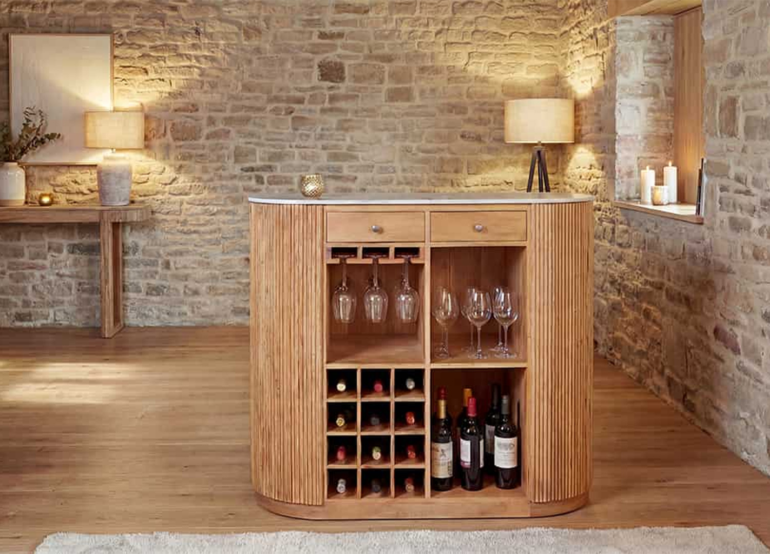 Meuble bar MARELLO en manguier et marbre blanc avec bouteilles de vin et verres à pied