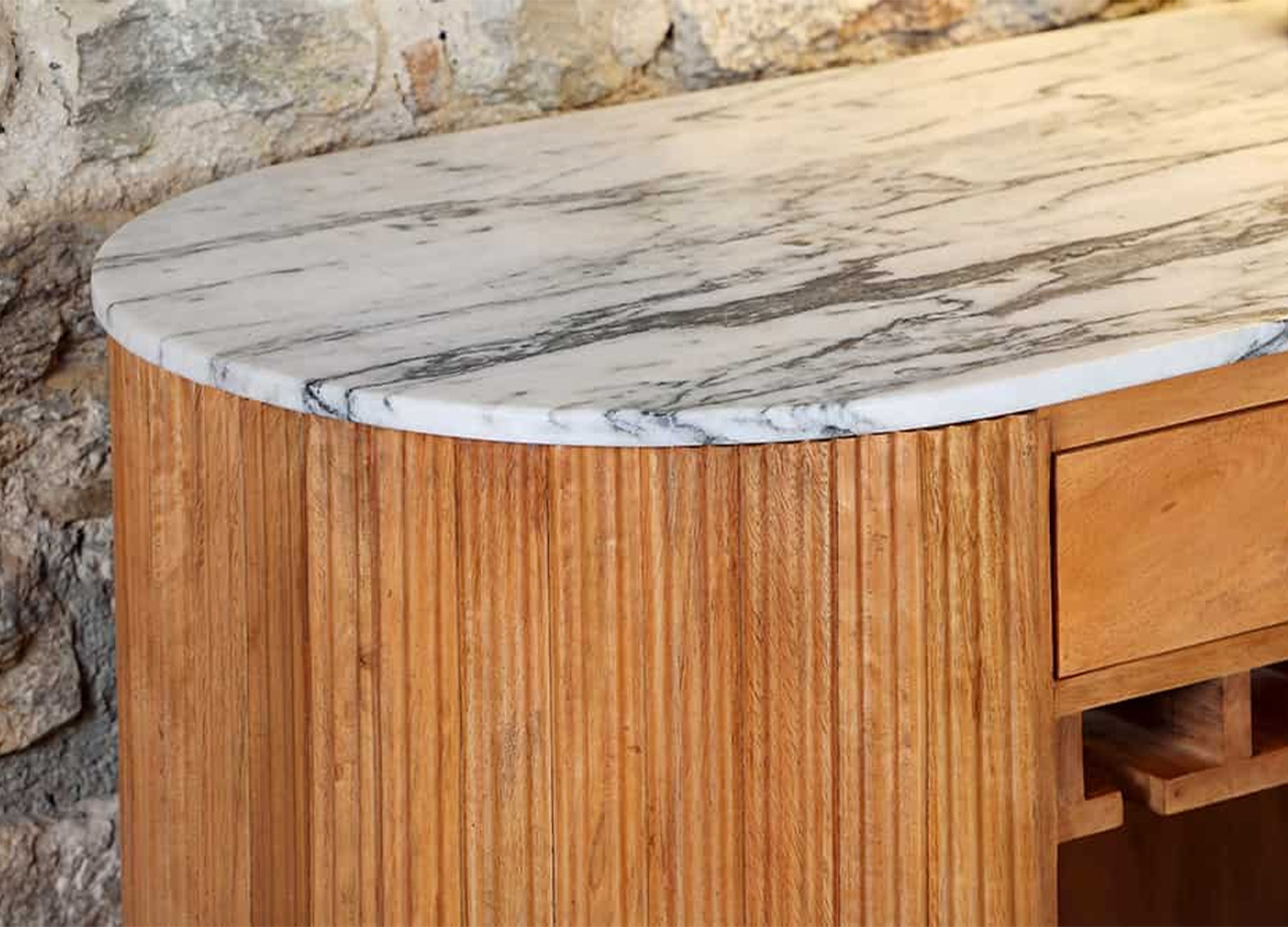 Détail du plateau en marbre blanc et de la façade striée en bois de manguier du meuble bar MARELLO