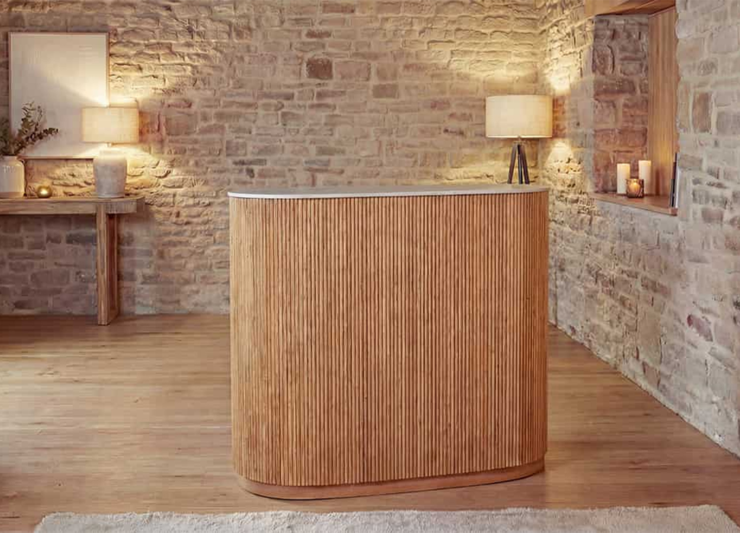 Vue arrière du meuble bar MARELLO avec façade striée en manguier utilisable comme séparateur de pièce