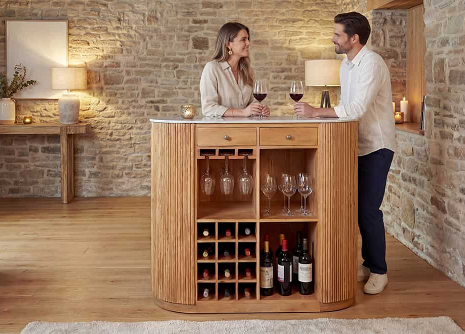 Meuble bar MARELLO en manguier et marbre blanc dans une ambiance conviviale avec espace dégustation