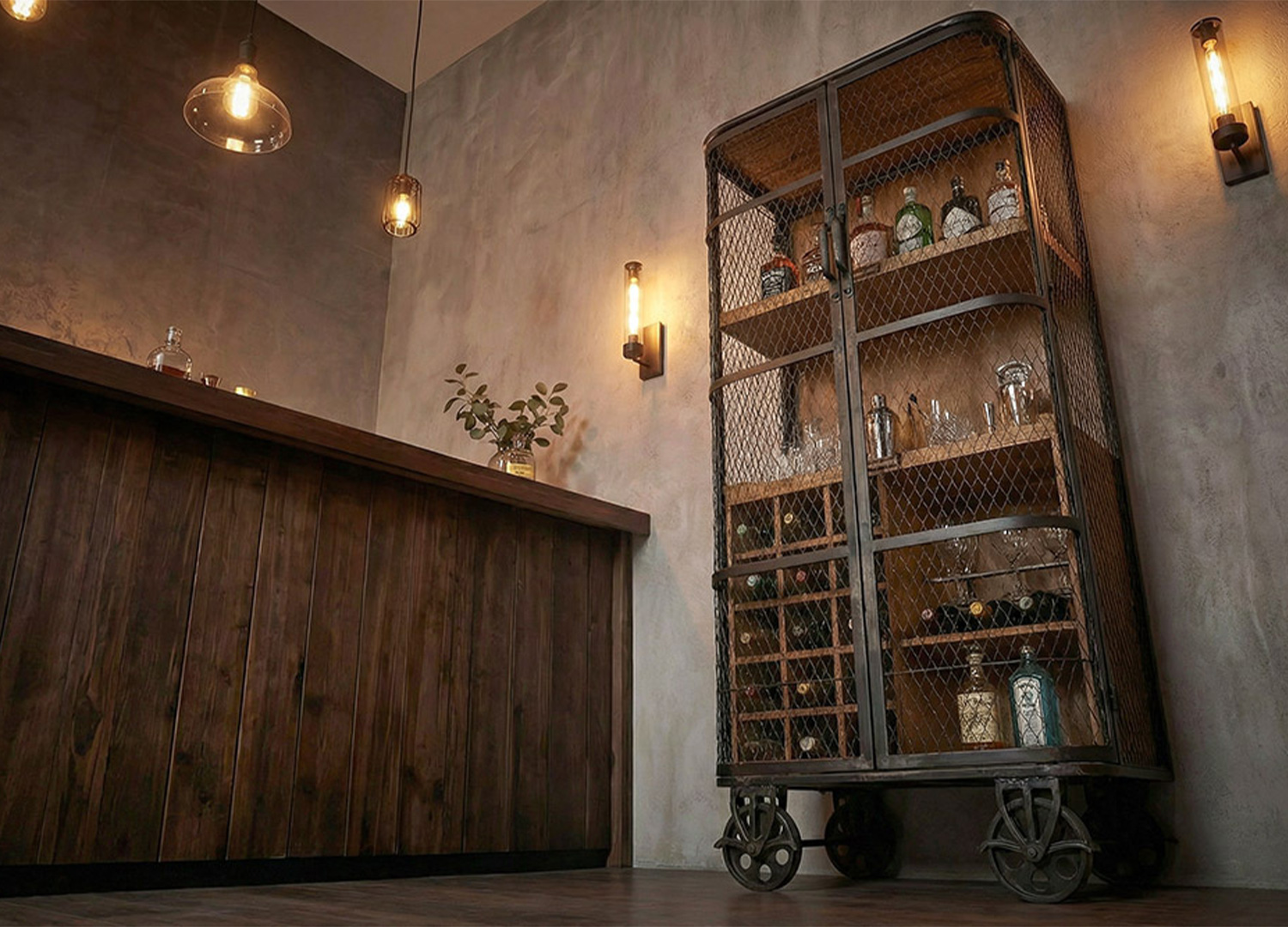 Meuble bar VINTOR en pin et métal grillagé dans une ambiance comptoir de bar