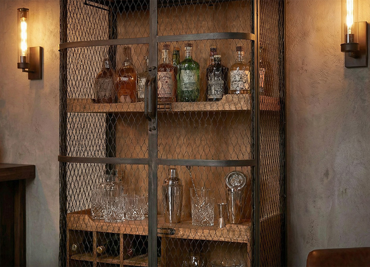 Détail des rangements bouteilles et verres du meuble bar VINTOR en pin et métal