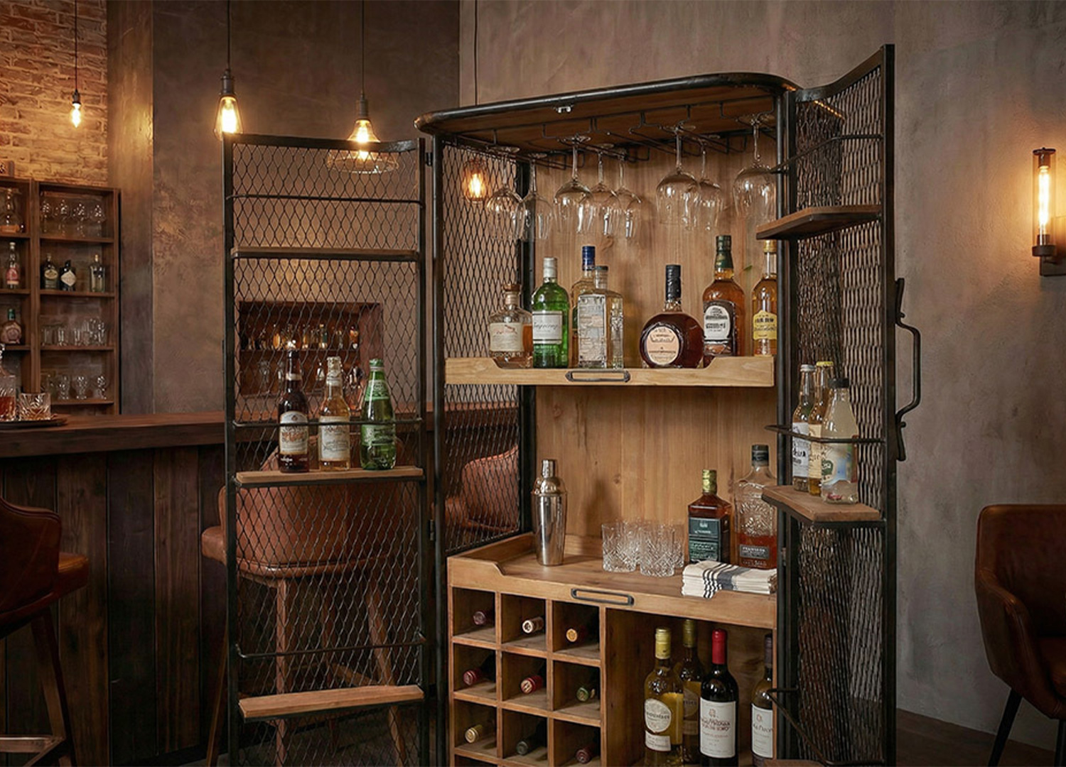 Meuble bar VINTOR 150 cm en pin et métal à roulettes dans une ambiance bar industriel