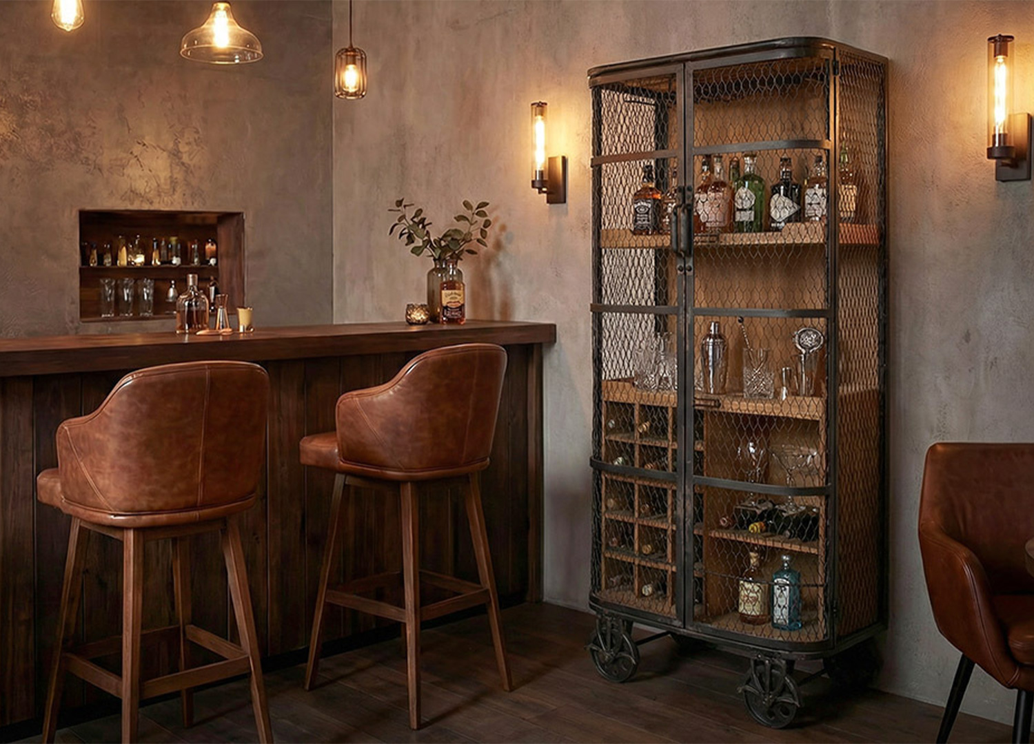 Meuble bar VINTOR ouvert avec rangements bouteilles, verres suspendus, pin naturel et métal noir