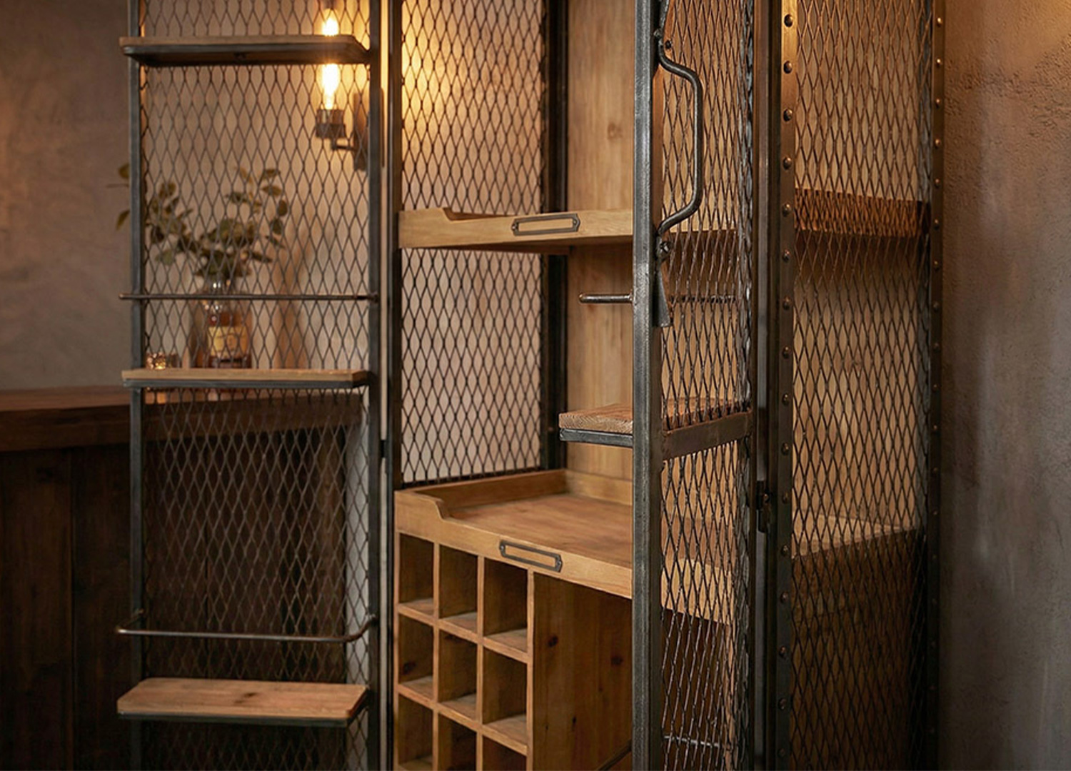 Zoom sur les détails du meuble bar VINTOR avec portes grillagées, roulettes et casiers bouteilles
