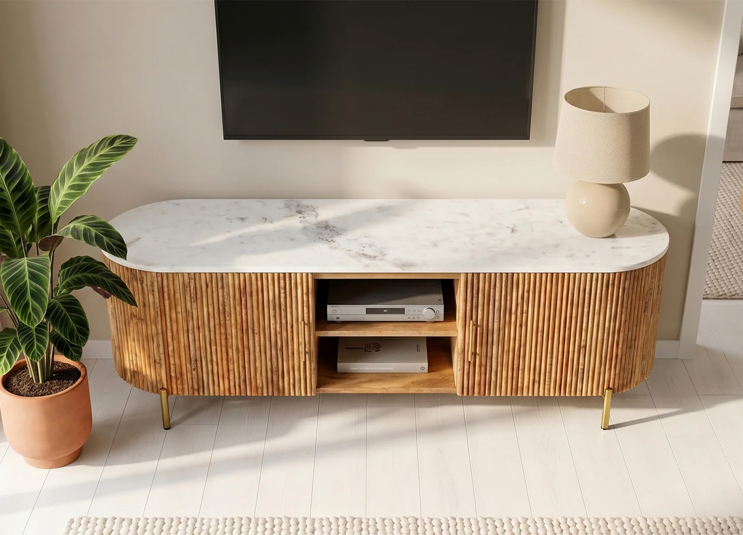 Meuble TV MARELLO 140 cm en manguier et marbre blanc dans un salon moderne