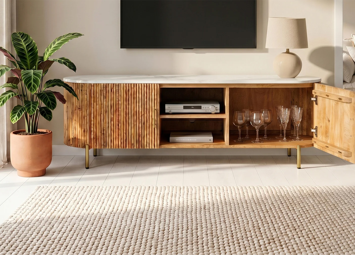 Meuble TV MARELLO 140 cm avec porte ouverte, niches de rangement et espace pour verres