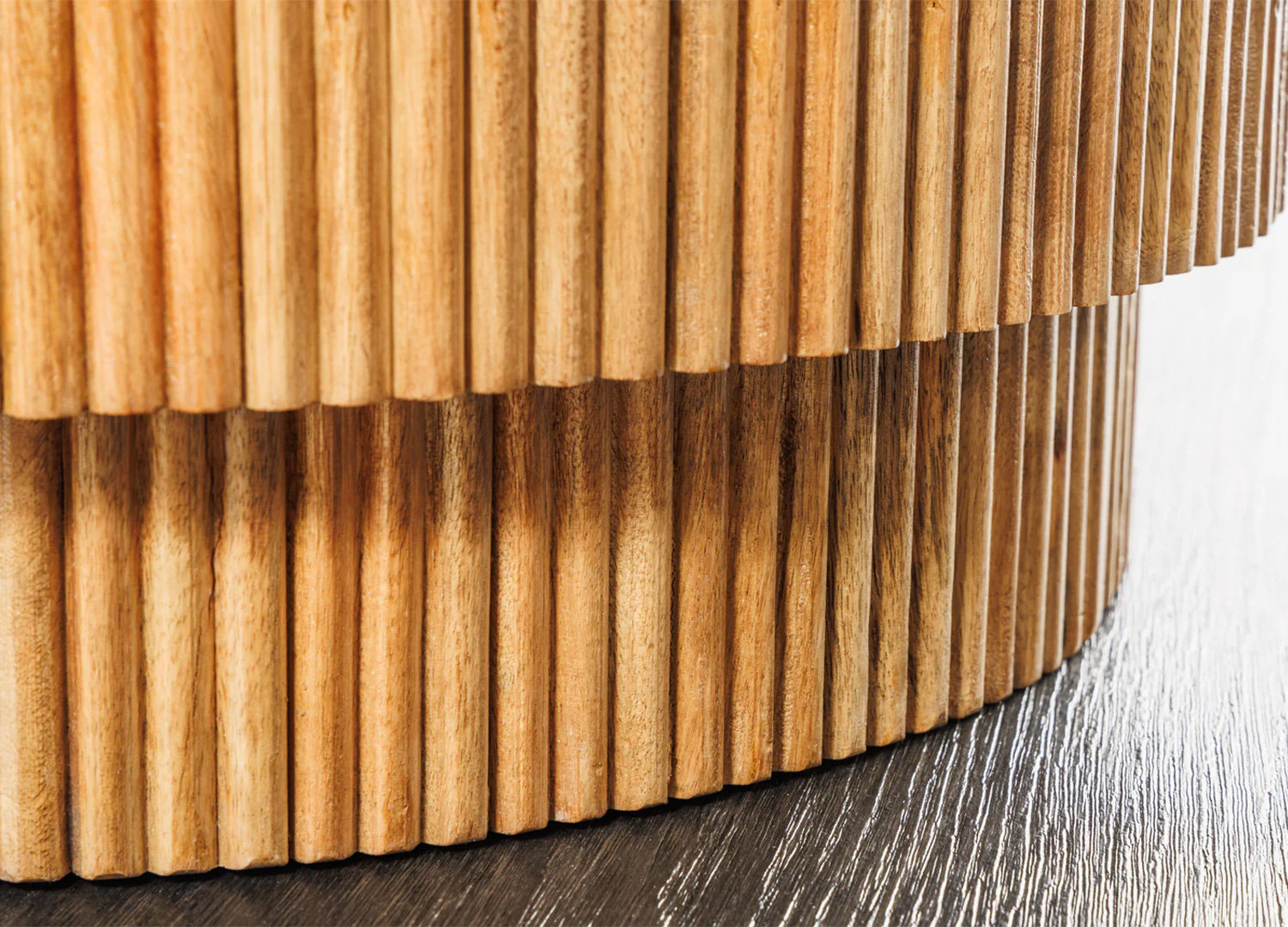 Détail de la base cylindrique en manguier strié de la table basse MARELLO