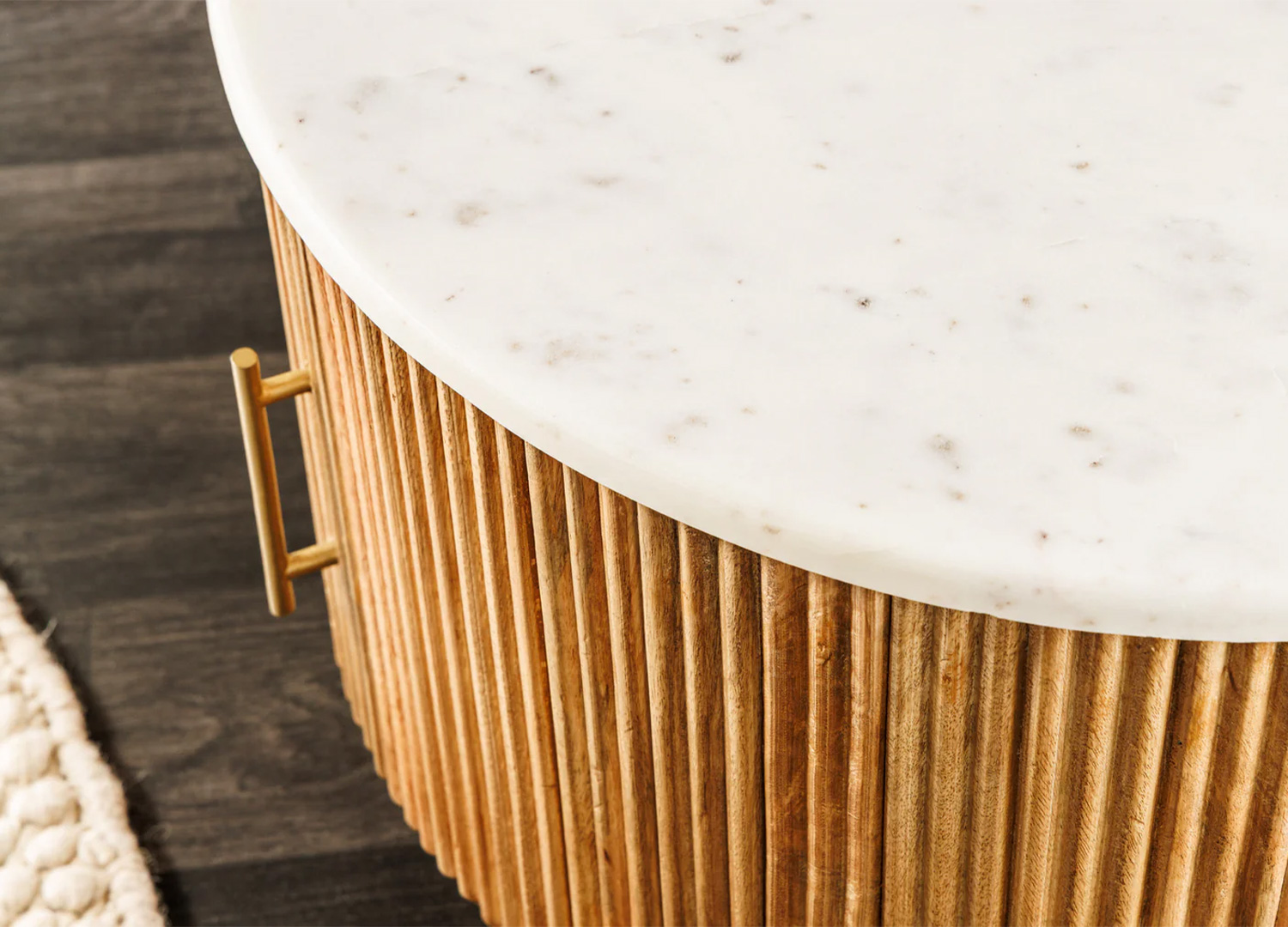 Zoom sur la poignée dorée de la porte de la table basse MARELLO en manguier