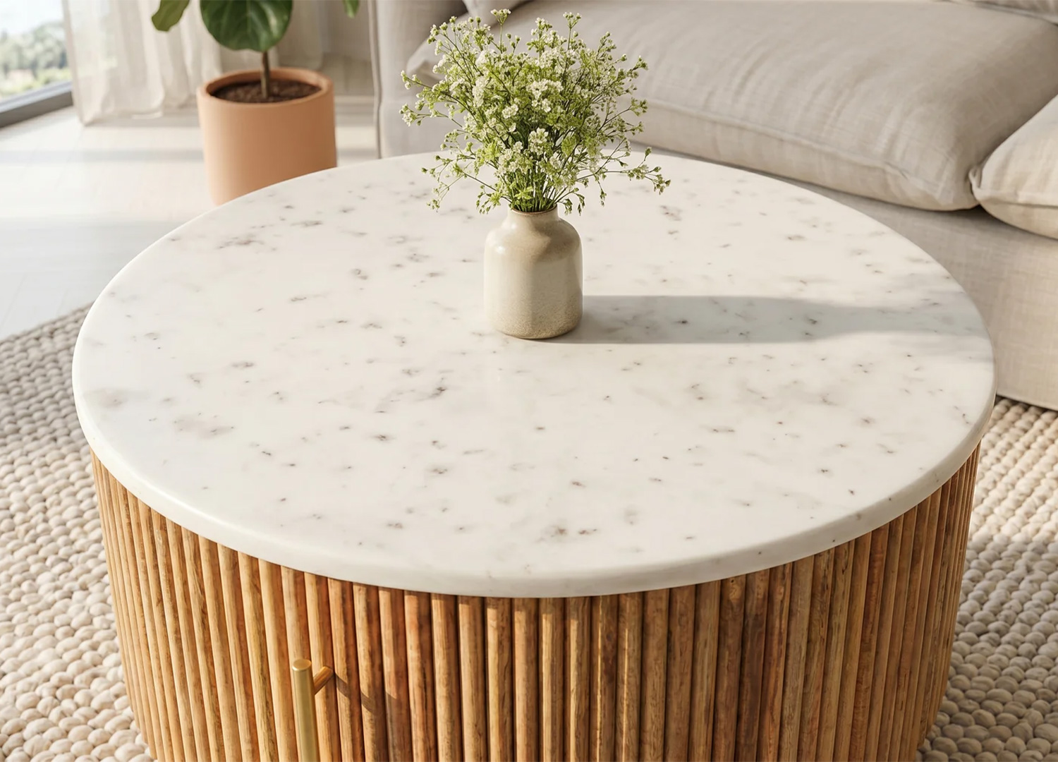 Gros plan sur le plateau rond en marbre blanc veiné de la table basse MARELLO