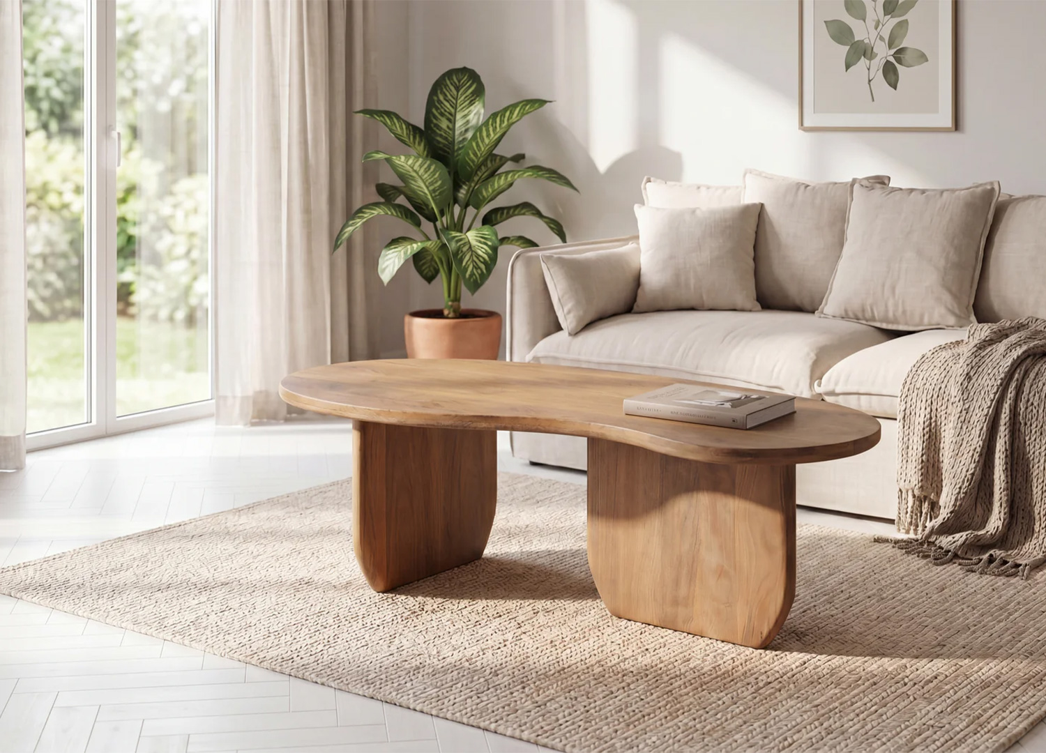 Table basse ORGANIC en bois de manguier finition miel devant un canapé beige dans un salon moderne