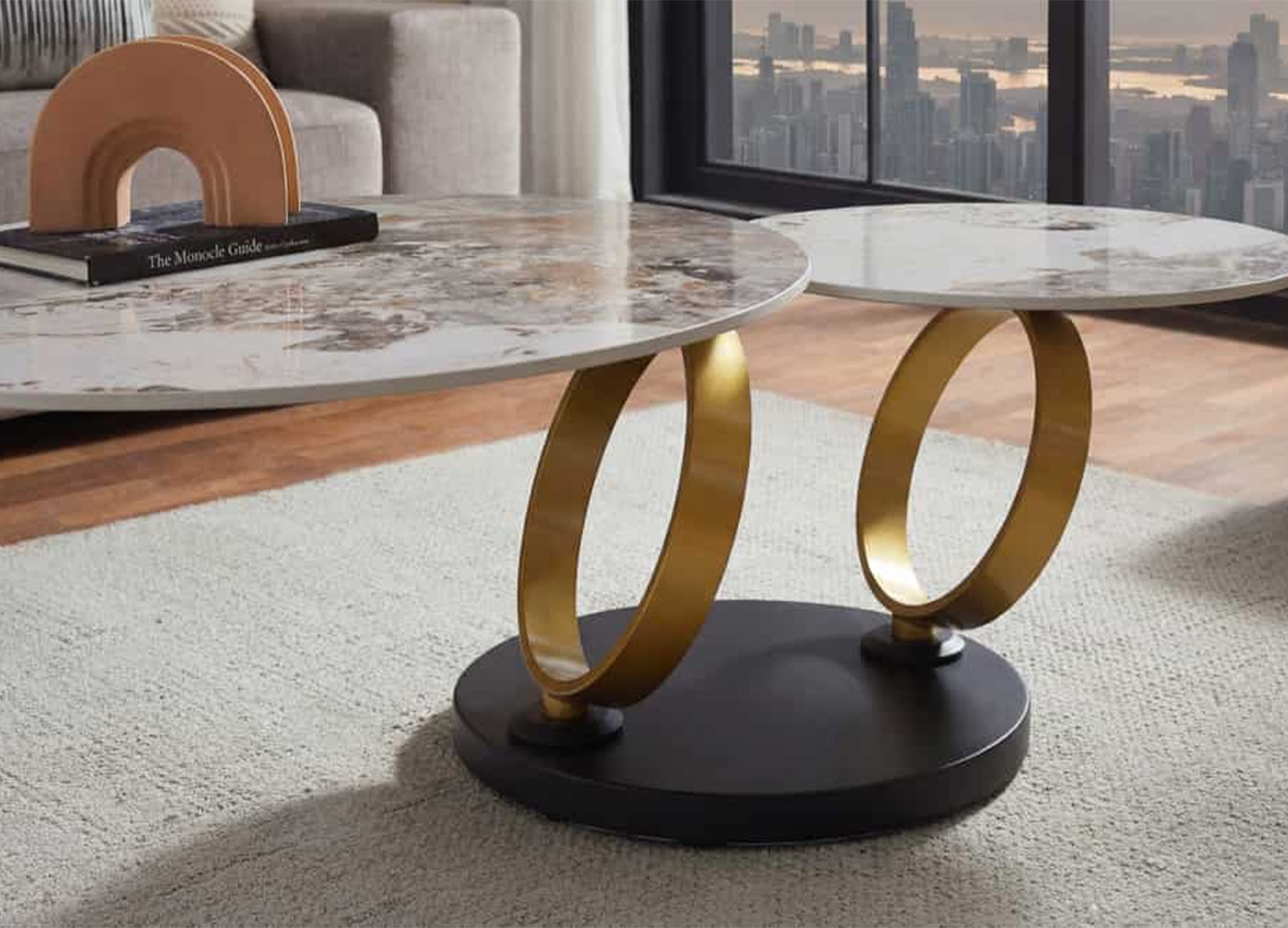 Détail des anneaux dorés et du piètement noir de la table basse TIZIO