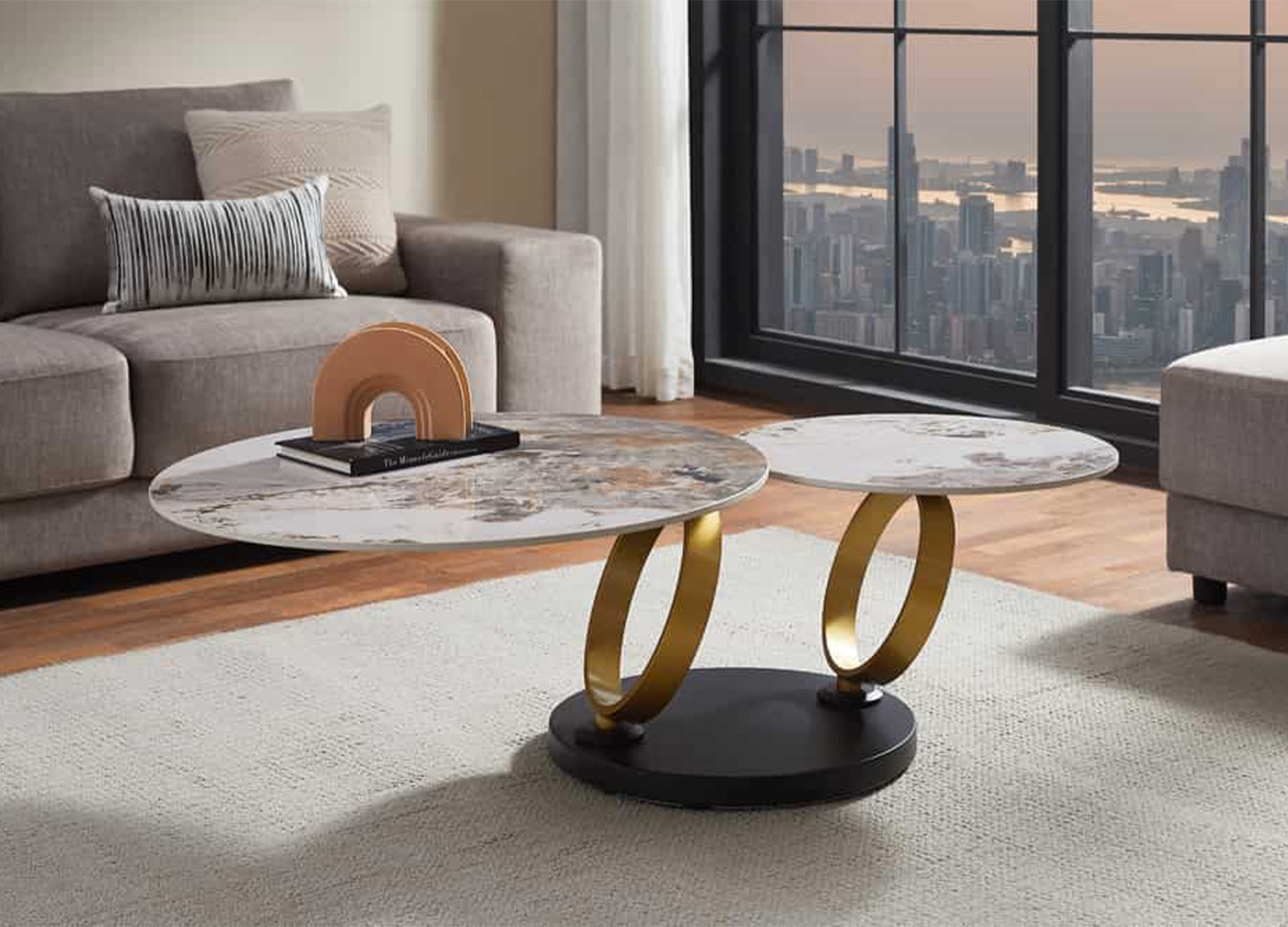 Table basse TIZIO ouverte avec plateaux déployés en céramique Pandora et finition or mat