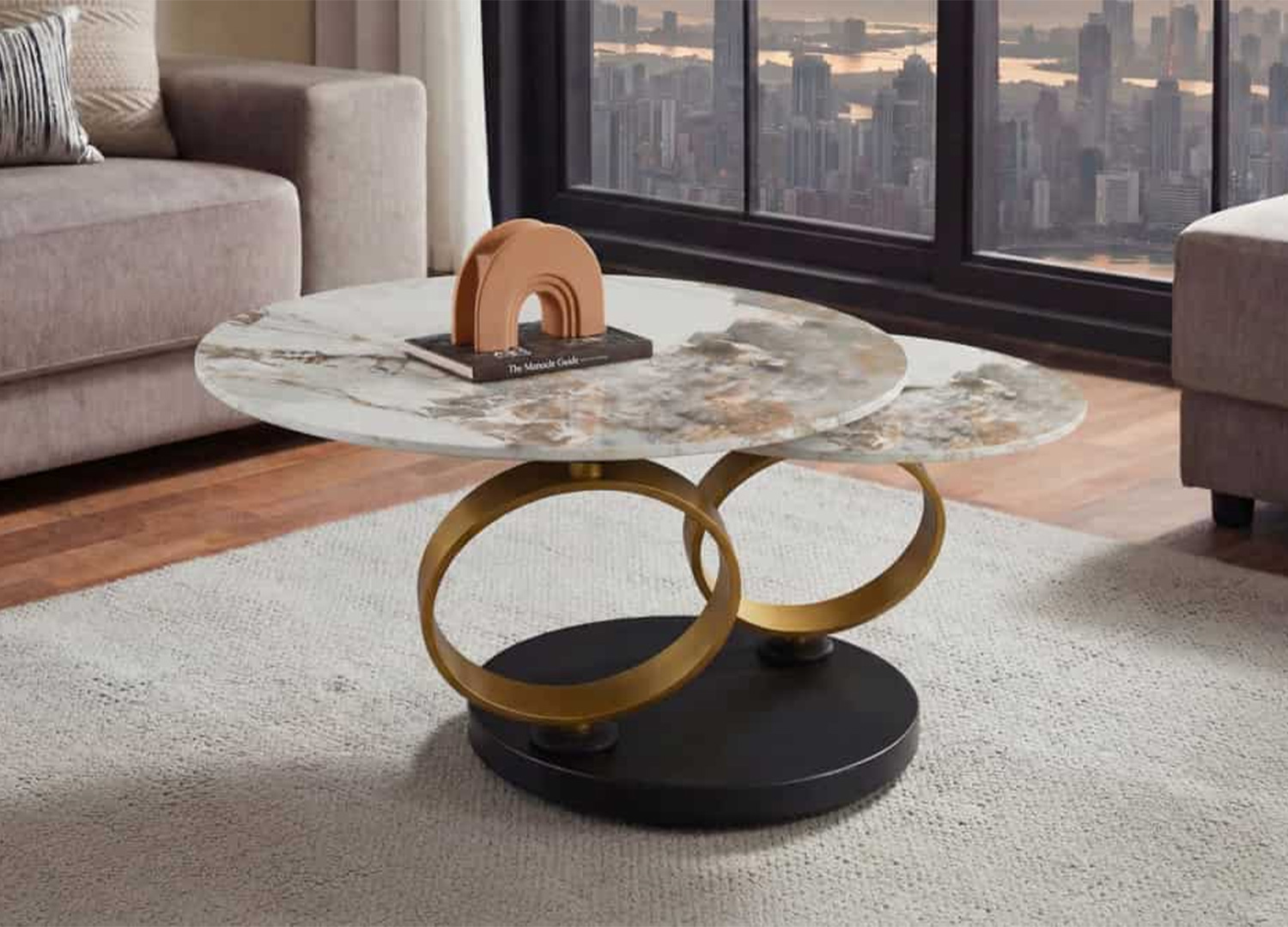 Détail des plateaux superposés et des anneaux dorés de la table basse TIZIO
