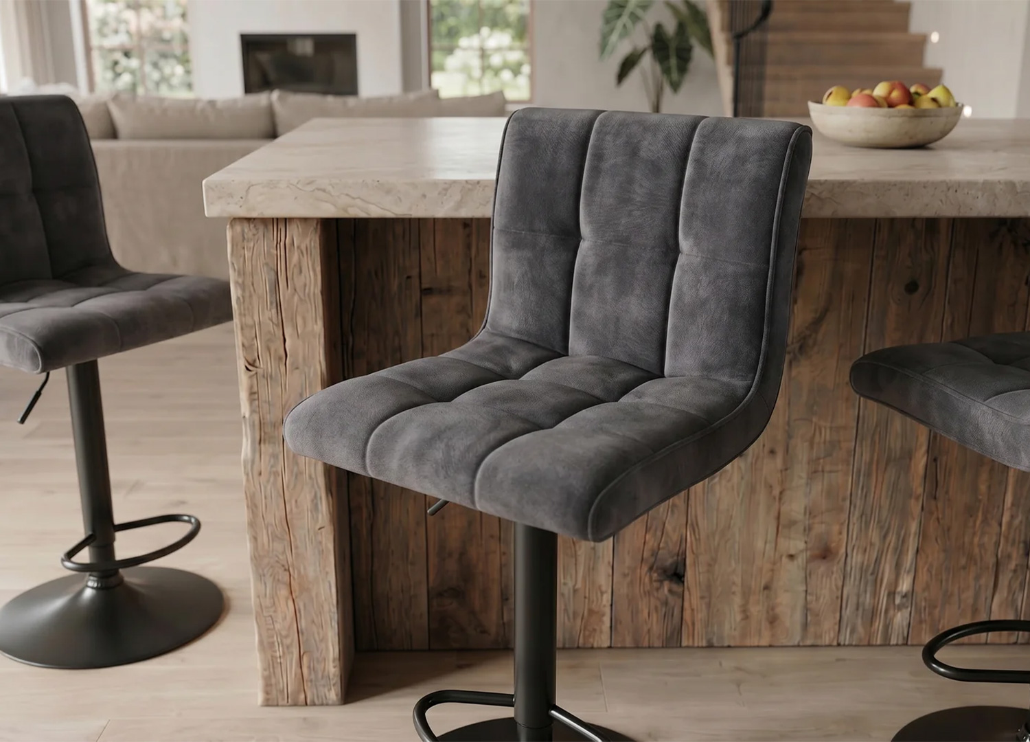Lot de 2 tabourets de bar LORENZO anthracite autour d’un îlot de cuisine moderne