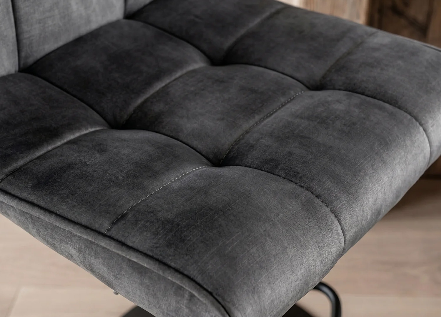 Zoom sur l’assise capitonnée en velours anthracite du tabouret de bar LORENZO