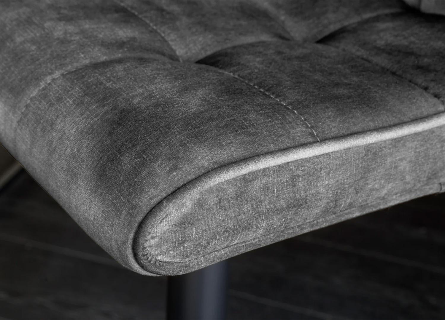 Gros plan sur le tissu velours anthracite du tabouret de bar LORENZO