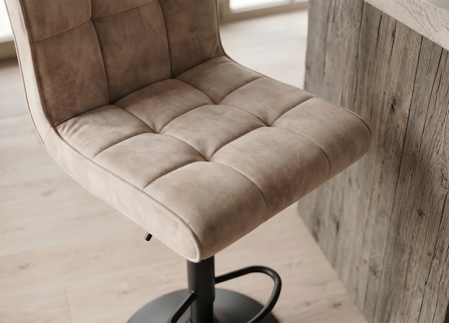 Tabouret de bar LORENZO champagne beige en velours avec pied noir