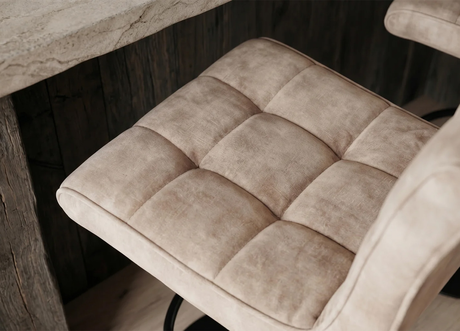 Zoom sur l’assise capitonnée en velours champagne beige du tabouret de bar LORENZO