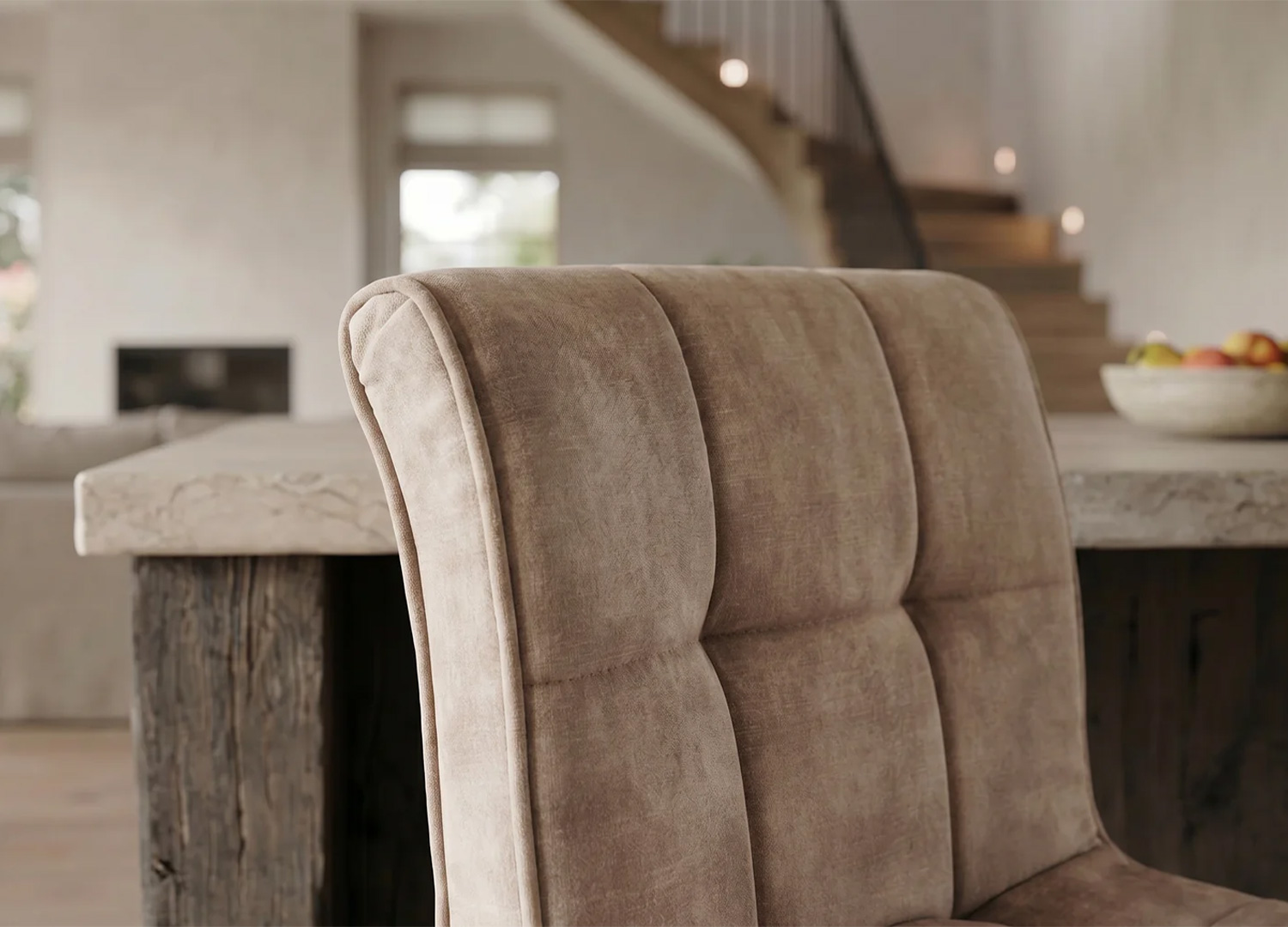Détail des coutures capitonnées du dossier du tabouret de bar LORENZO champagne