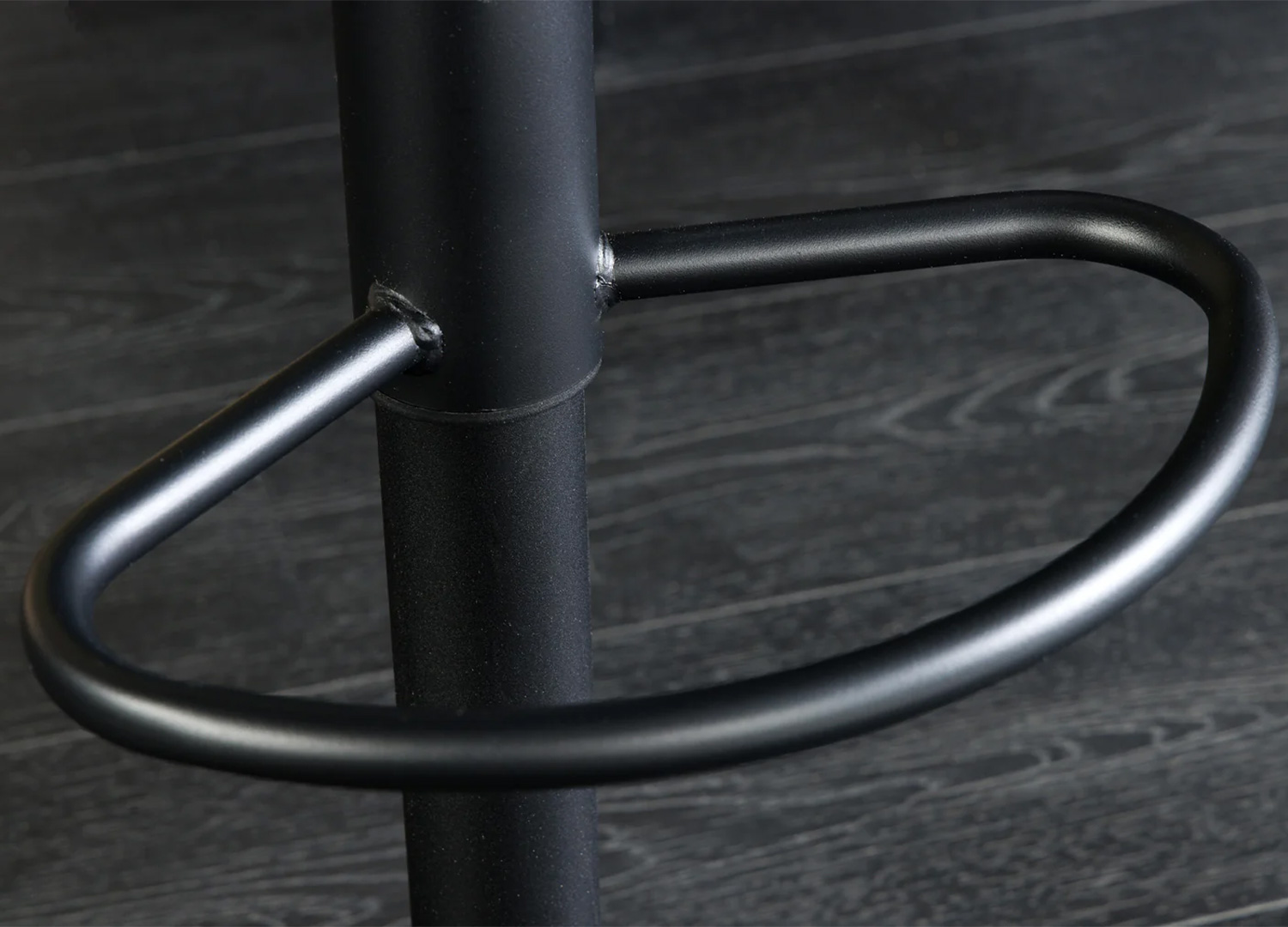 Détail du repose-pieds en métal noir du tabouret de bar LORENZO champagne