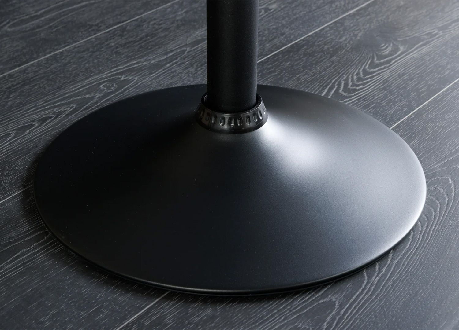 Zoom sur le socle rond en métal noir du tabouret de bar LORENZO champagne