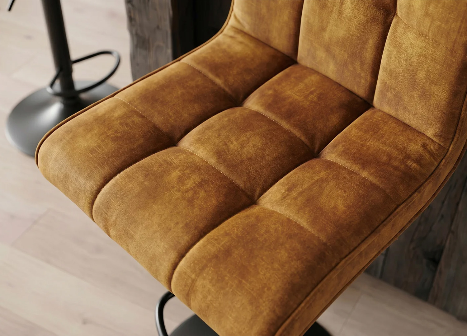 Zoom sur l’assise capitonnée en velours moutarde du tabouret de bar LORENZO