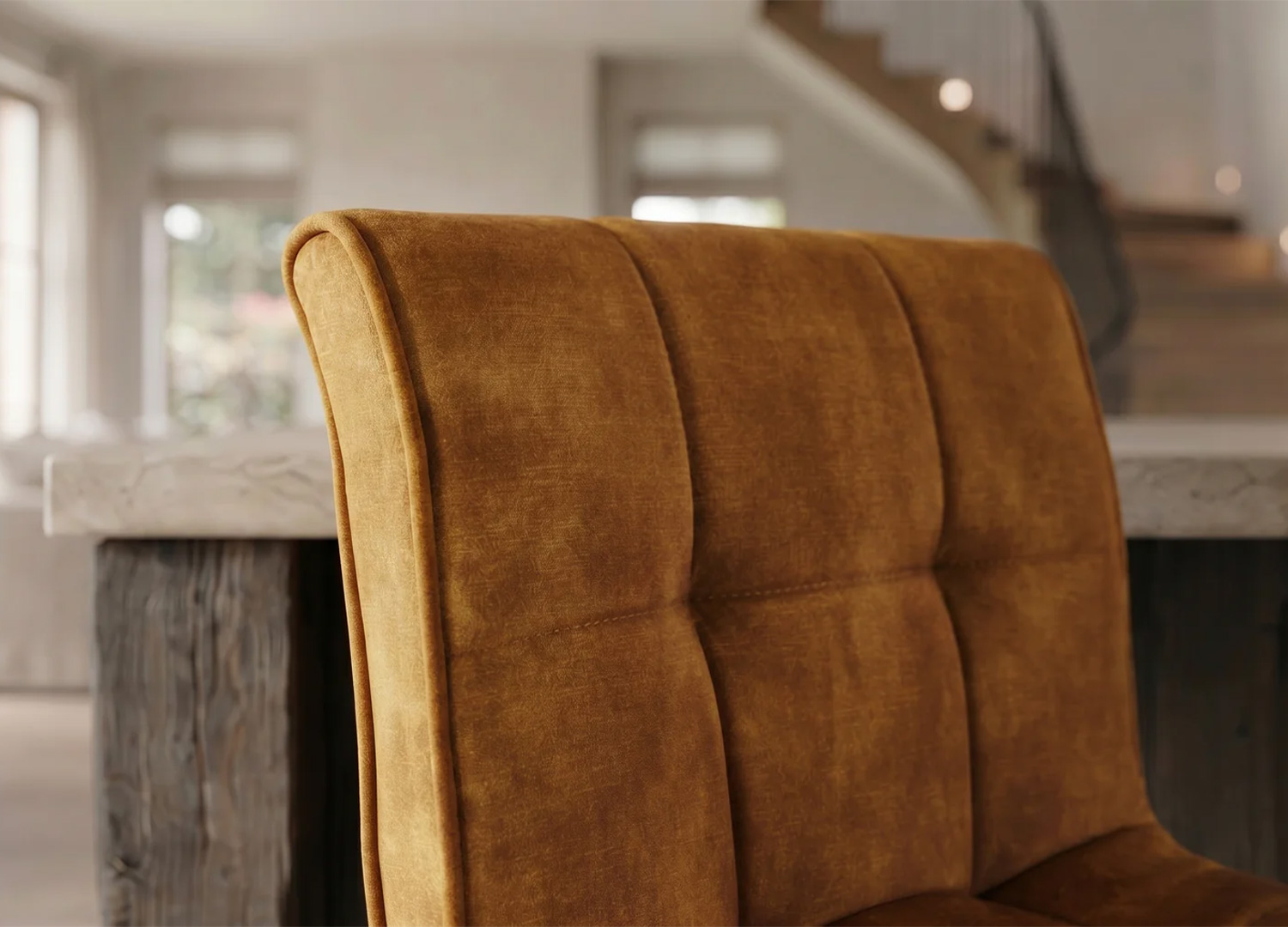 Détail des coutures du dossier capitonné du tabouret de bar LORENZO moutarde
