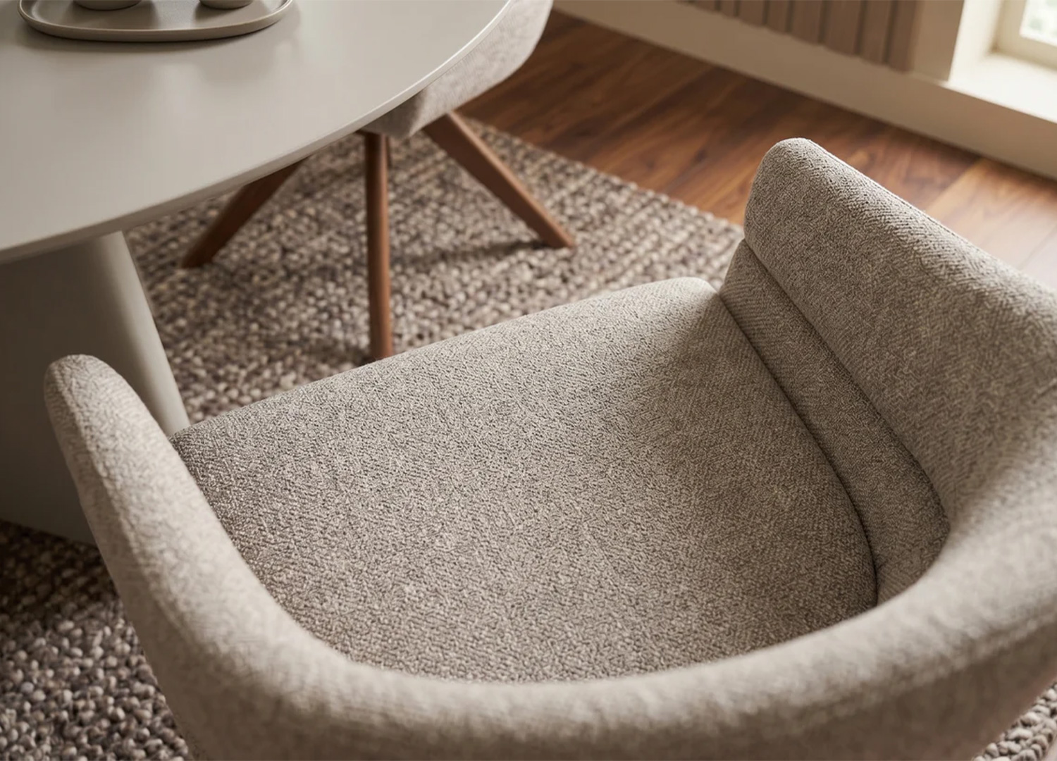 Détail de l’assise de la chaise pivotante NÉLIA en tissu structuré taupe beige