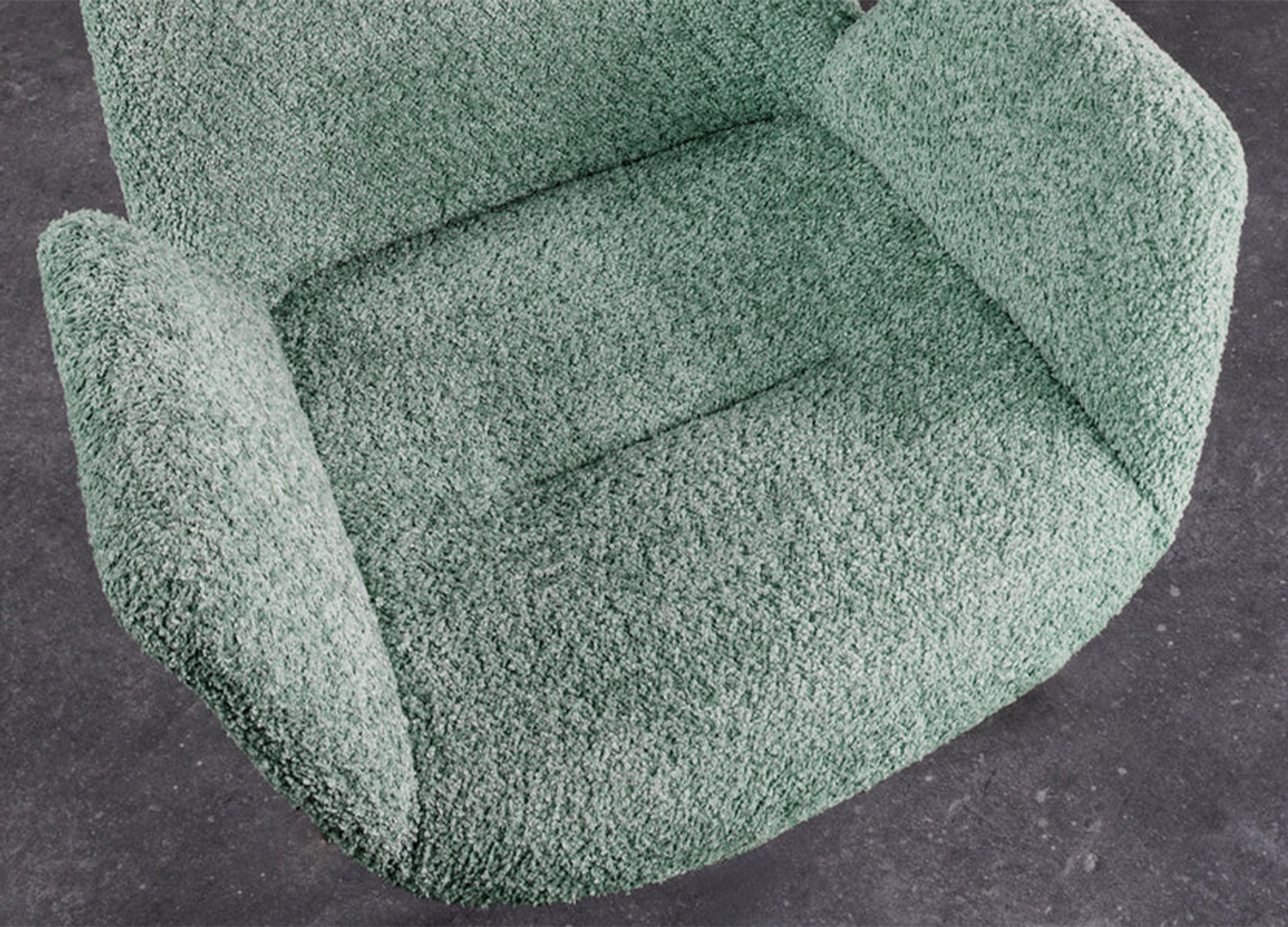 Détail de l’assise rembourrée et des accoudoirs de la chaise LIORA vert menthe