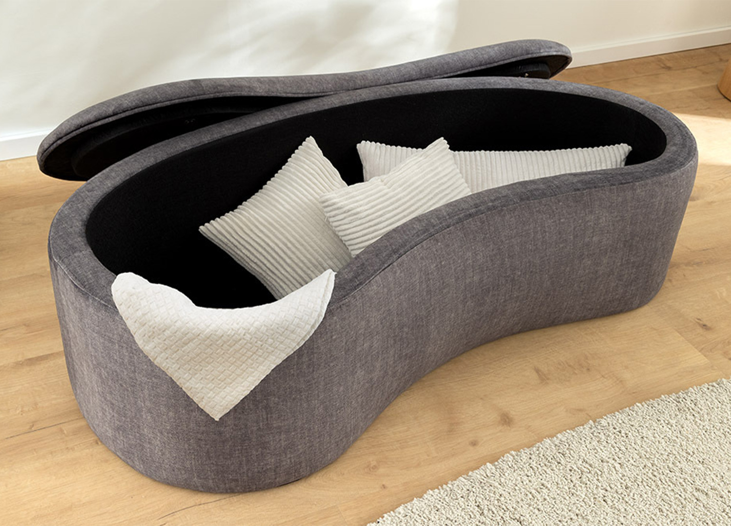 Banquette coffre SOLANE gris graphite ouverte avec rangement intérieur pour coussins et plaids