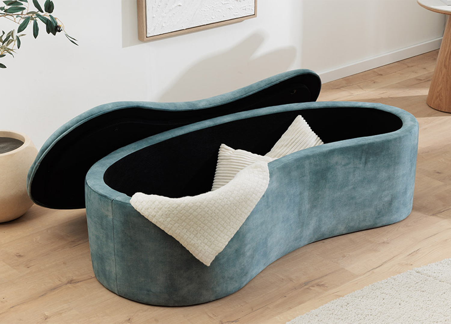 Banquette coffre SOLANE bleu pétrole ouverte avec espace de rangement intérieur pour coussins