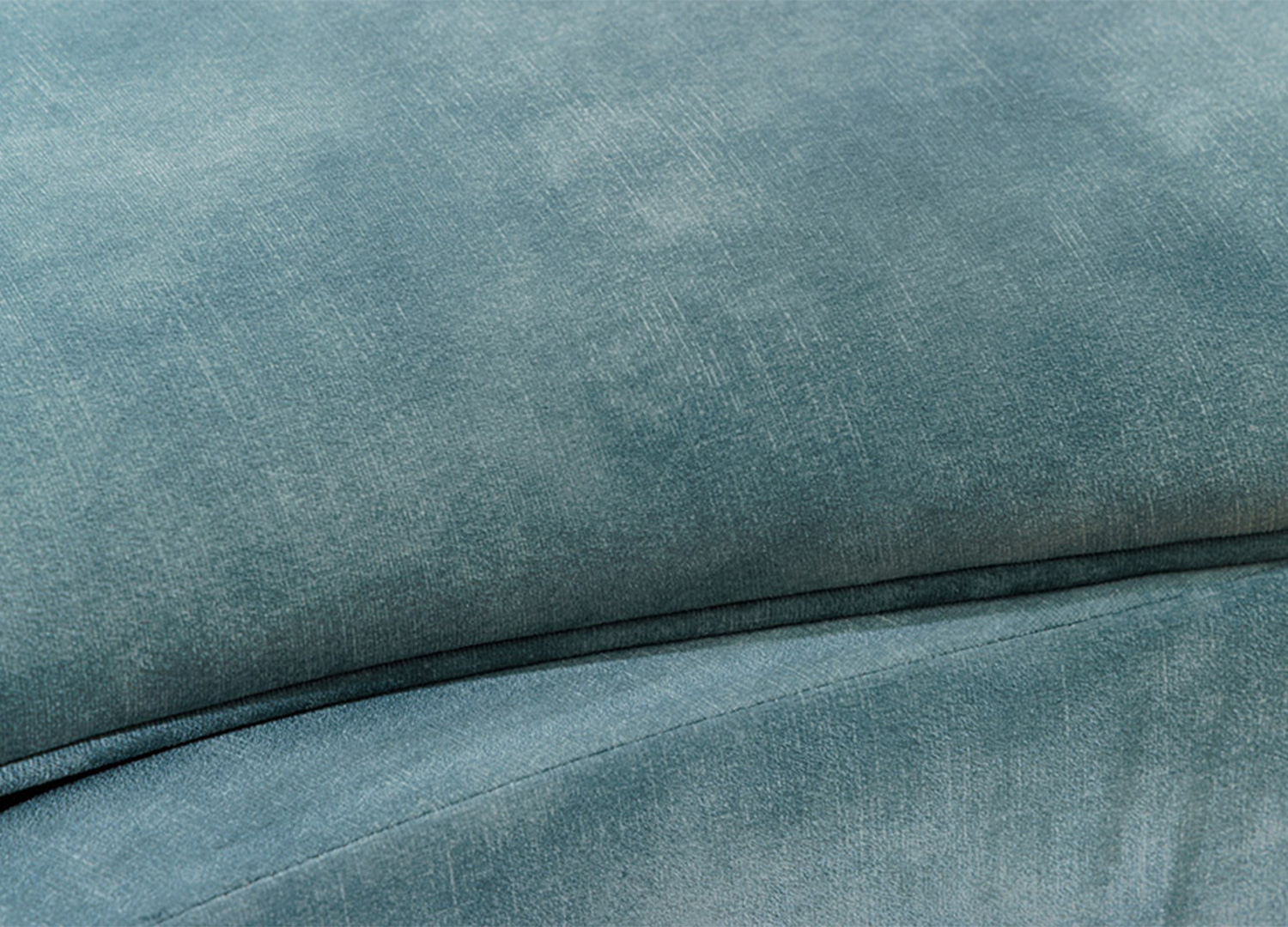 Zoom sur le tissu velours bleu pétrole de la banquette coffre SOLANE