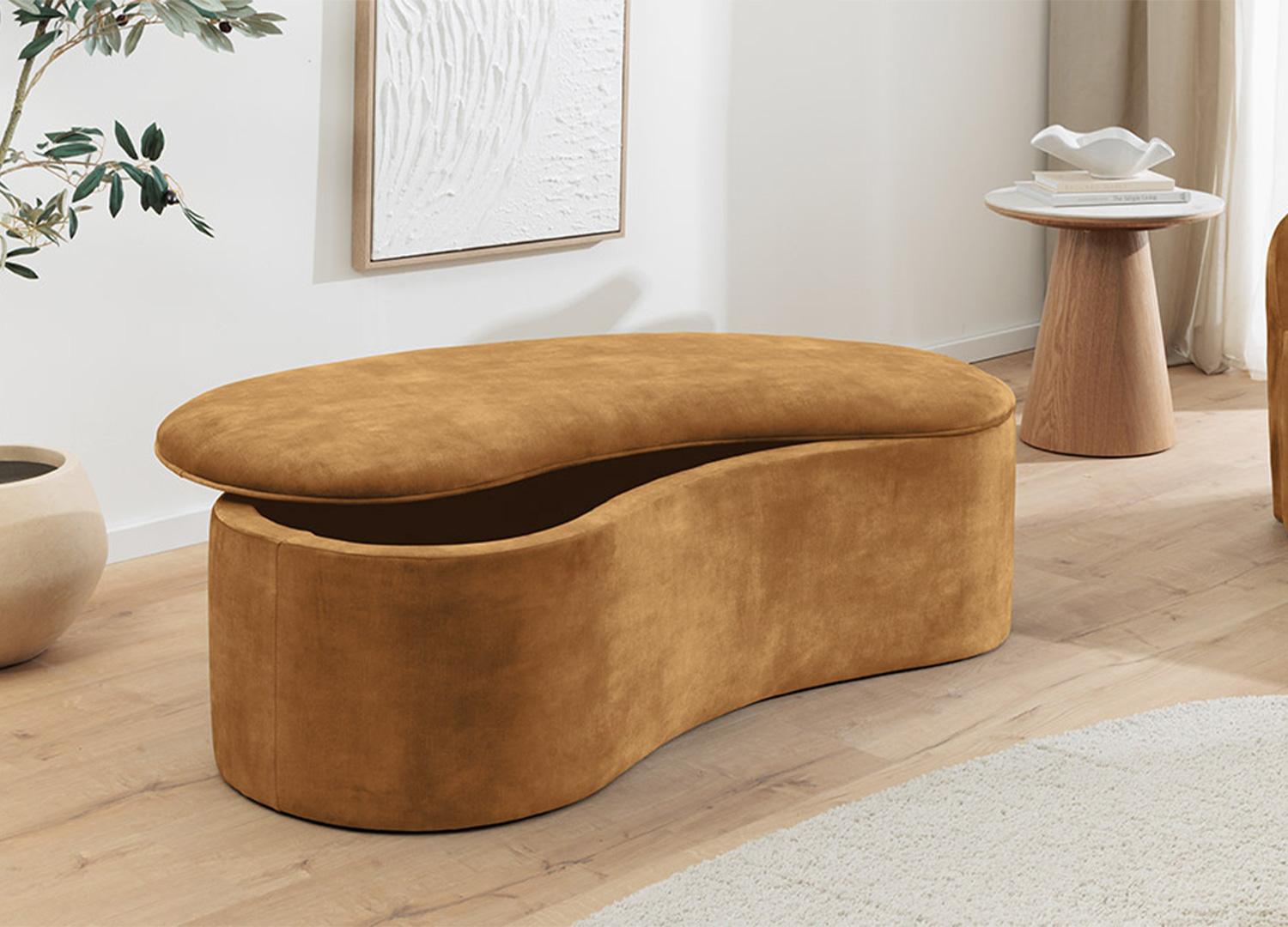 Banquette coffre SOLANE ouverte dans un salon moderne avec rangement intégré